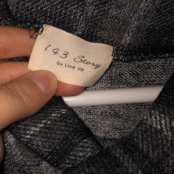 BOUTIQUE! 💋 hanging sleeved sweater - Picture 2 of 3